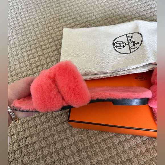 HERMES PINK FUR ORAN SANDALS. 2023 collection. Sold out in pink. Size 36 - Picture 4 of 7